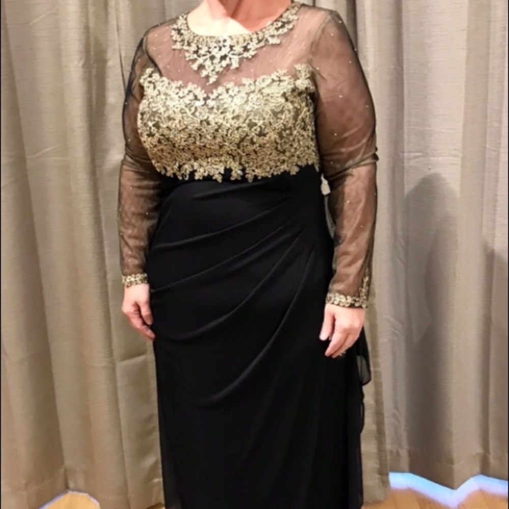 BNWT XSCAPE evening gown size 14. Navy Gold.